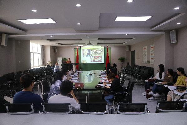 韩国员工认真聆听药膳理论讲座 韩国员工认真聆听药膳理论讲座