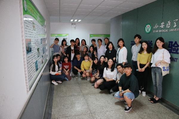 韩国员工在基础医学部实验实训中心合影留念 韩国员工在基础医学部实验实训中心合影留念