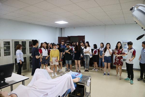 韩国员工参观护理学院实验室 韩国员工参观护理学院实验室